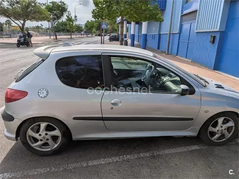 Usado Peugeot 206 90 CV (66 kW) 2002 Gris / plata Berlina