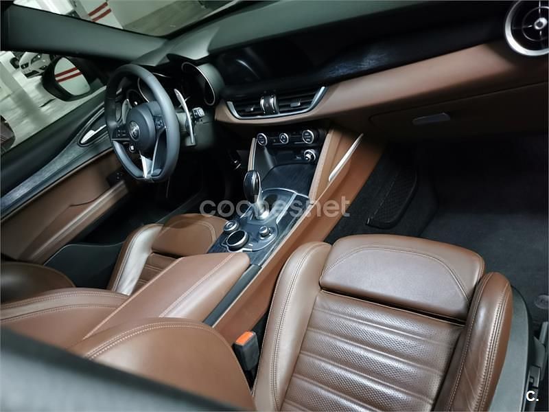 Usado Alfa Romeo Stelvio Veloce 210 CV (154 kW) 2019 Gris / plata SUV