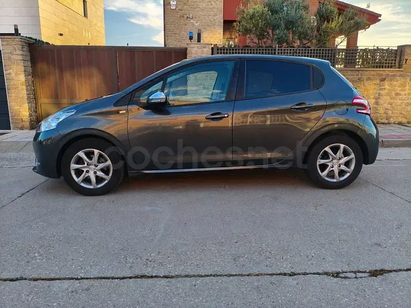 Usado Peugeot 208 Active 82 CV (60 kW) 2014 Gris / plata Utilitario