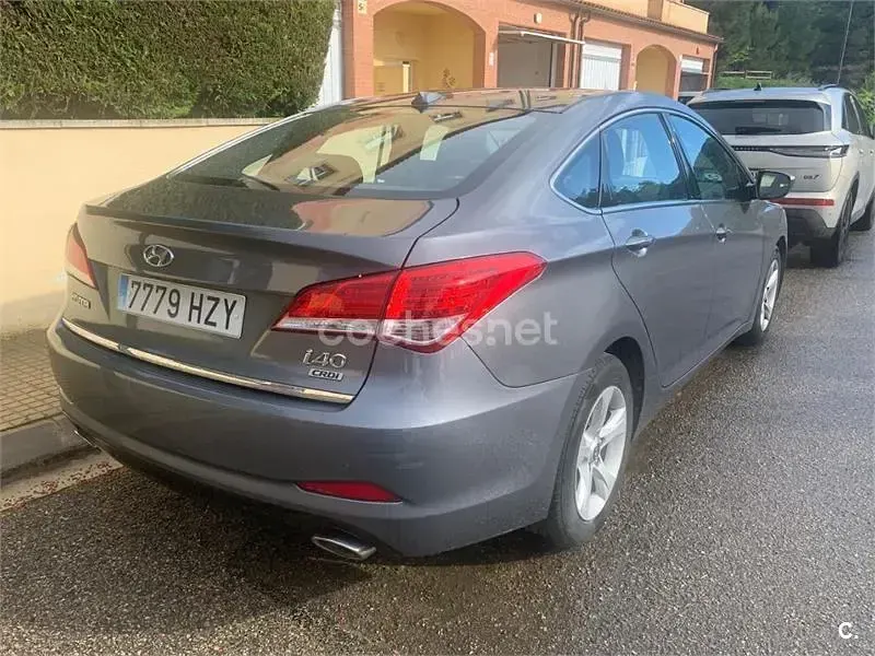 Usado Hyundai i40 Style 136 CV (100 kW) 2014 Gris / plata Berlina