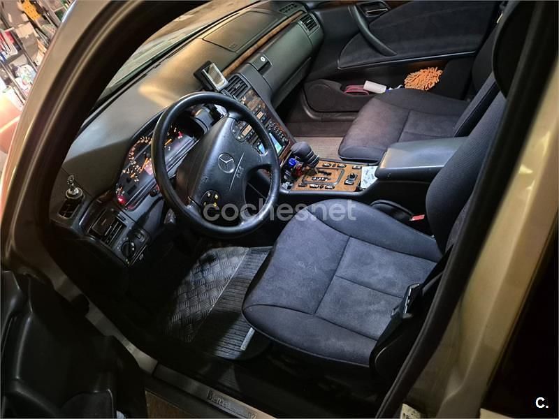 Usado Mercedes E270 Elegance 170 CV (125 kW) 2000 Gris / plata Berlina