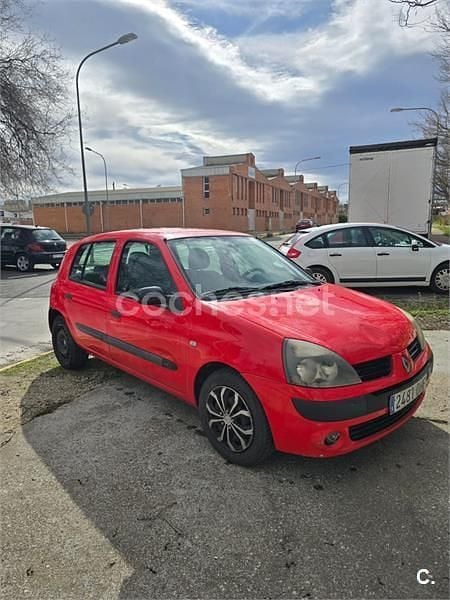 Usado Renault Clio II Dynamique 105 CV (77 kW) 2005 Rojo Berlina