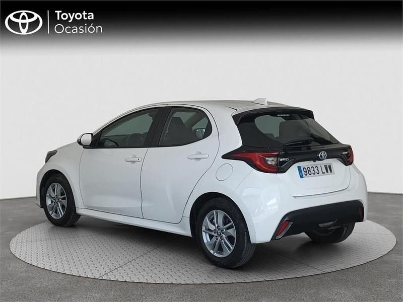 Usado Toyota Yaris Hybrid Active 116 CV (85 kW) 2022 Blanco Monovolumen
