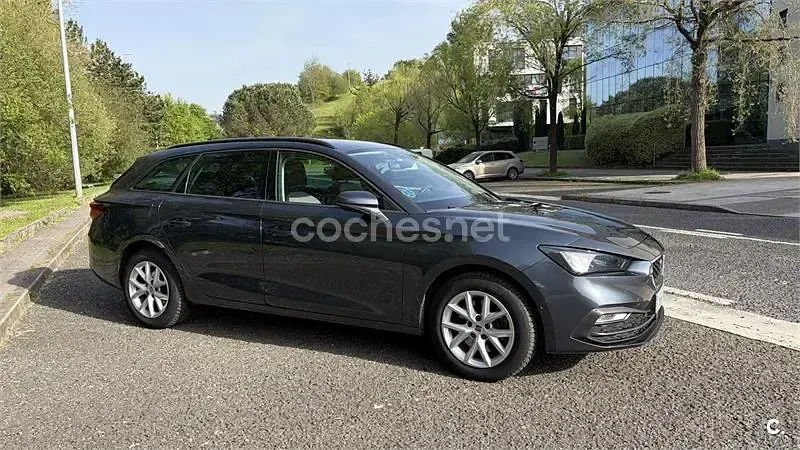 Usado Seat Leon Style 150 CV (110 kW) 2022 Gris / plata Familiar