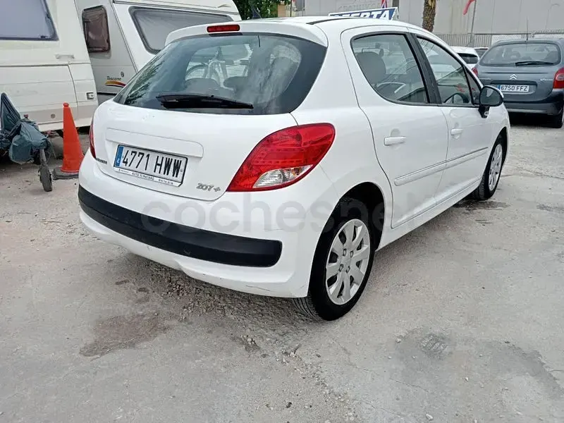 Usado Peugeot 207 Active 70 CV (51 kW) 2012 Blanco Berlina