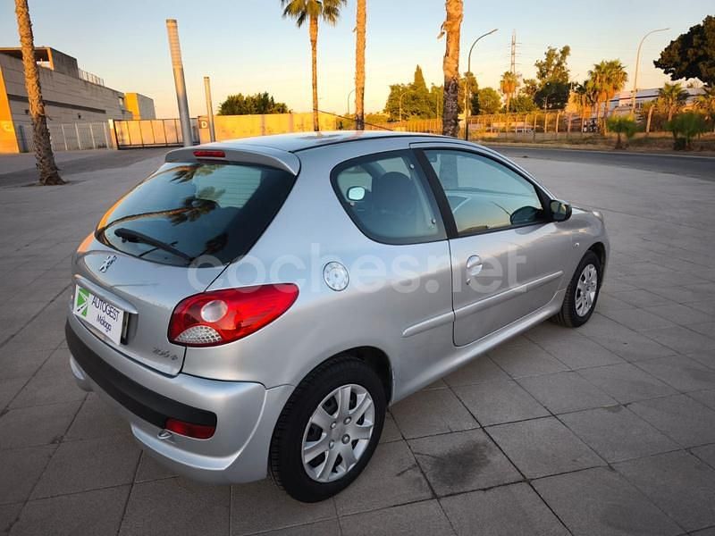 Usado Peugeot 206 60 CV (44 kW) 2010 Gris / plata Berlina
