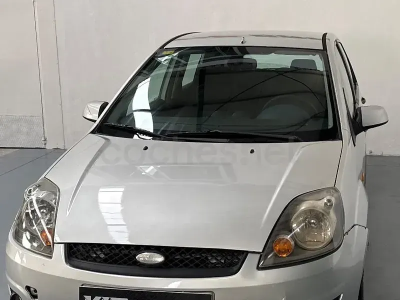 Usado Ford Fiesta Trend 80 CV (58 kW) 2007 Gris / plata Utilitario