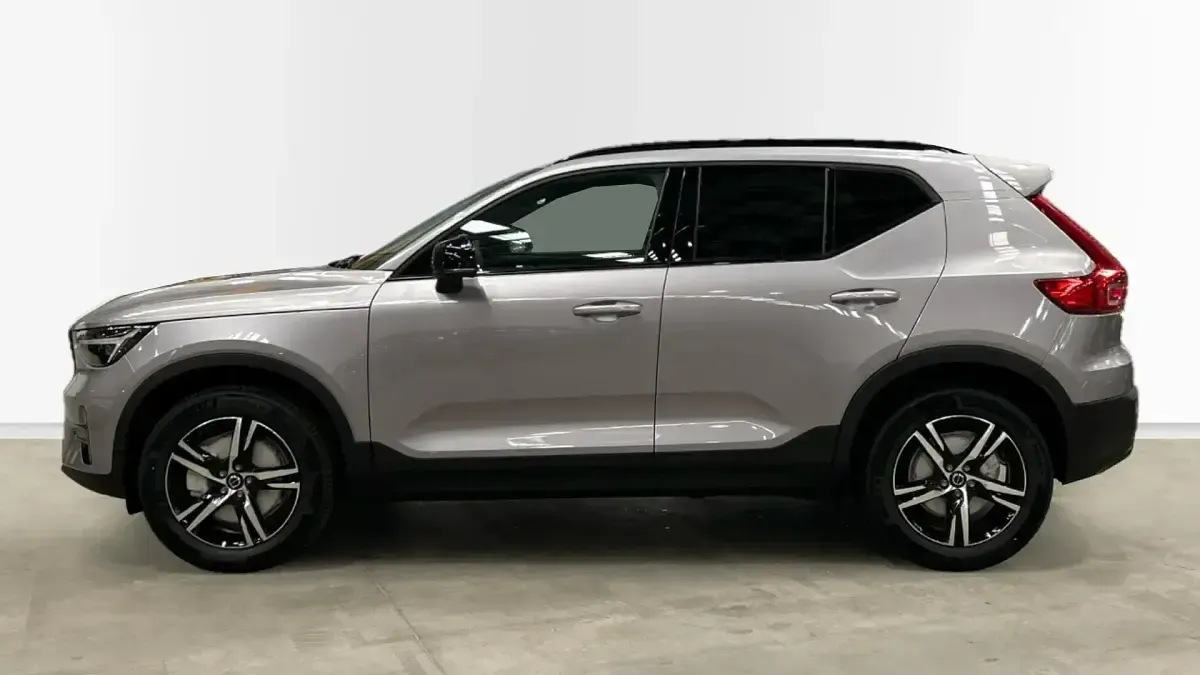 Uusi Volvo XC40 Plus 163 HP (119 kW) 2025 Harmaa Katumaasturi