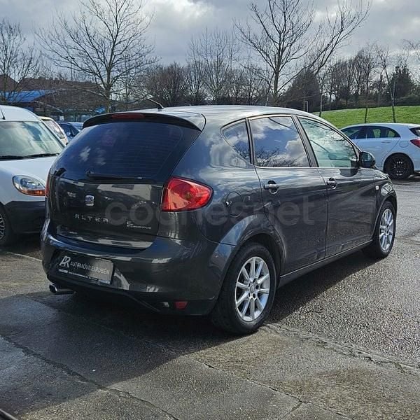 Usado Seat Altea Reference 105 CV (77 kW) 2012 Gris / plata Monovolumen