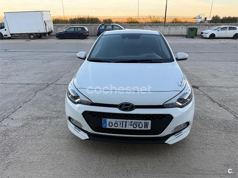 Usado Hyundai i20 84 CV (61 kW) 2015 Blanco Berlina