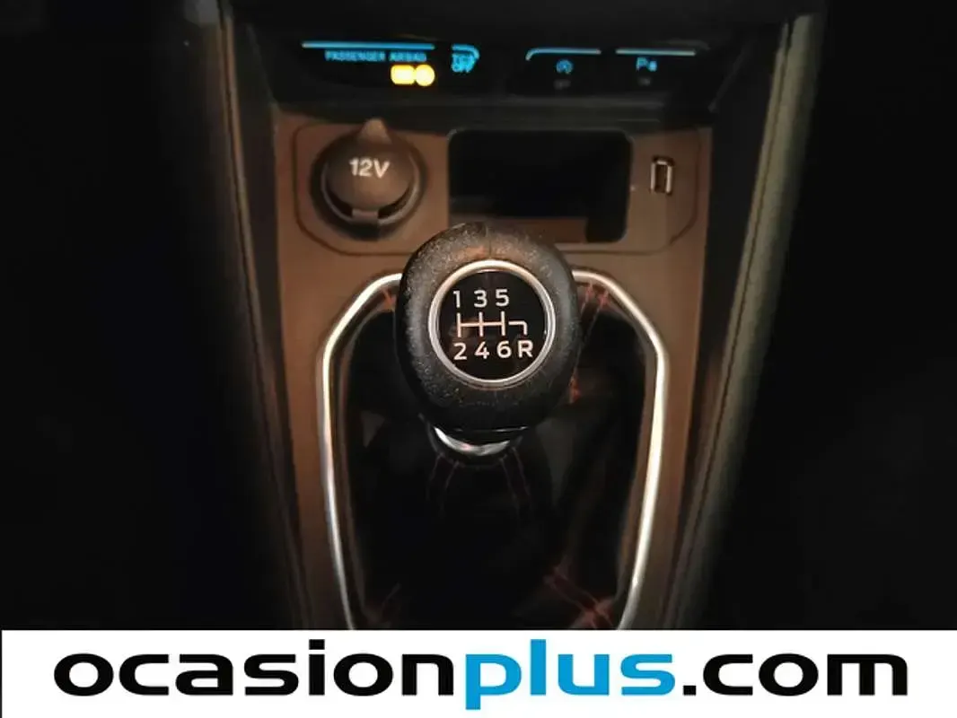 Usado Ford Tourneo Sport 101 CV (74 kW) 2021 Rojo Van