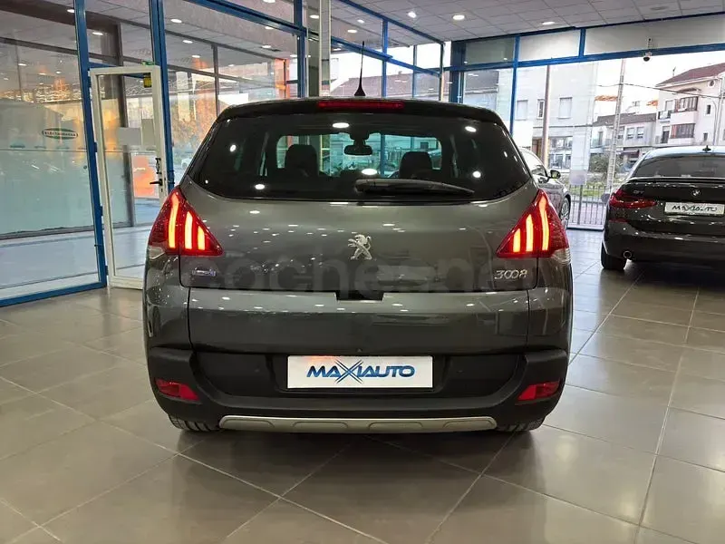 Usado Peugeot 3008 Allure 120 CV (88 kW) 2016 Gris / plata SUV