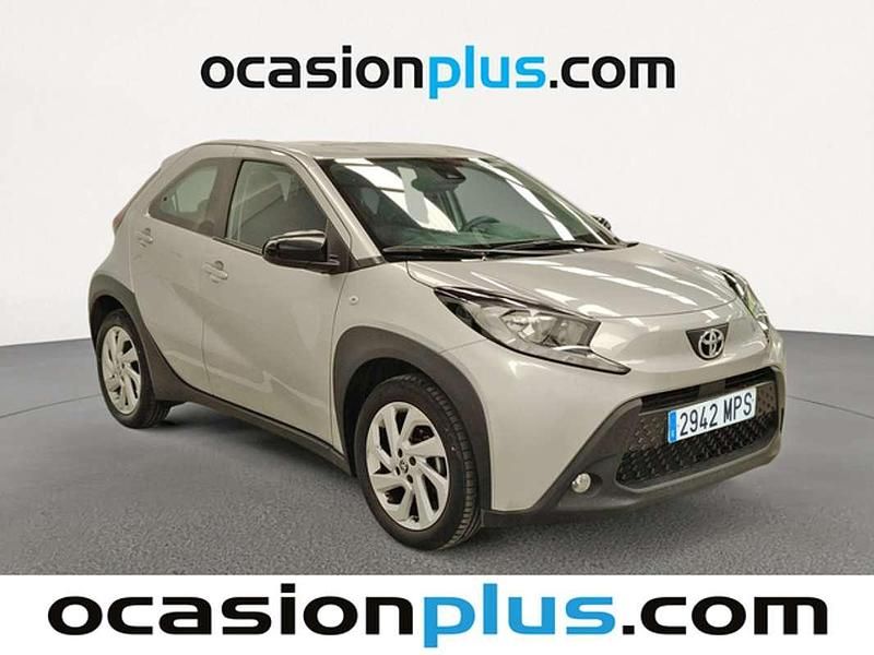 Usado Toyota Aygo Play 72 CV (52 kW) 2024 Gris Utilitario