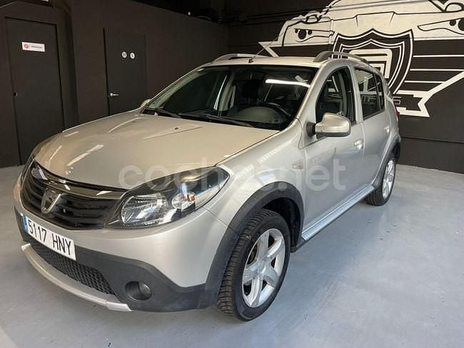 Gris / plata Usado 2013 Dacia Sandero Stepway Berlina | 5990 € (Precio justo) - Imagen 1/4