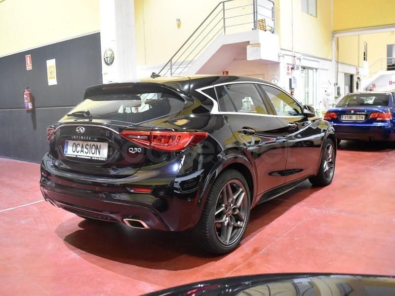 Usado Infiniti Q30 Sport Tech 170 CV (125 kW) 2016 Violeta / lila Berlina