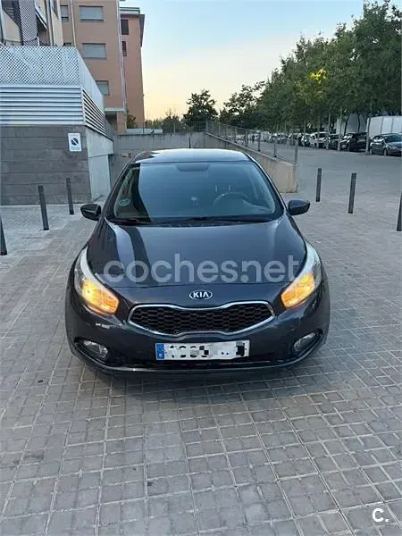Usado Kia Ceed 100 CV (73 kW) 2015 Gris / plata Utilitario