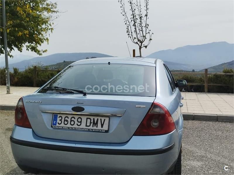 Usado Ford Mondeo Trend 130 CV (95 kW) 2005 Azul Berlina