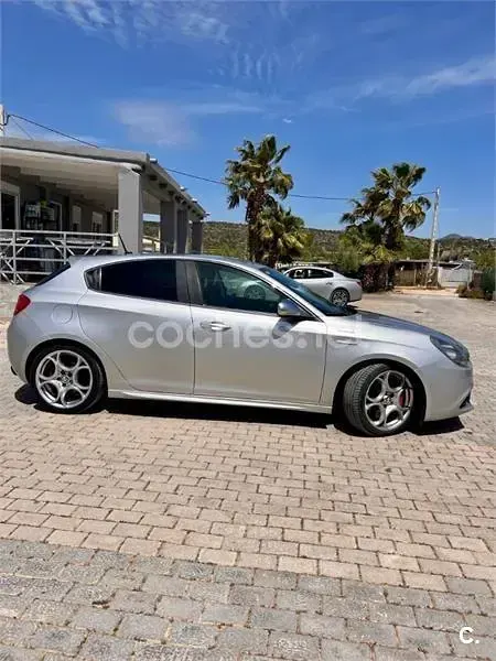 Usado Alfa Romeo Giulietta Distinctive 140 CV (102 kW) 2011 Gris / plata Utilitario