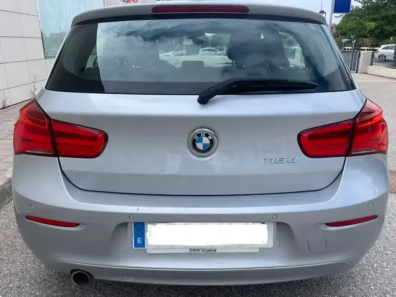 Usado BMW 118 150 CV (110 kW) 2018 Gris / plata Berlina