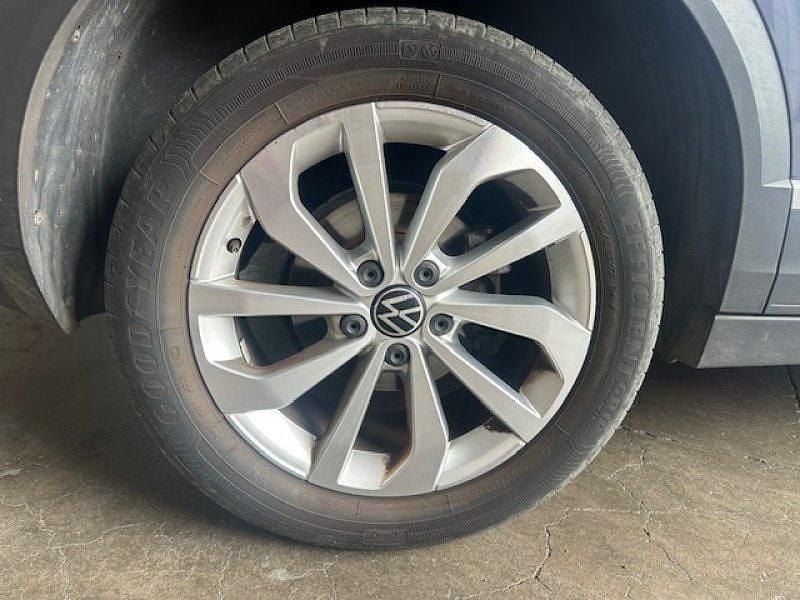 Usado VW T-Roc 110 CV (80 kW) 2023 Gris ceniza metalizado SUV
