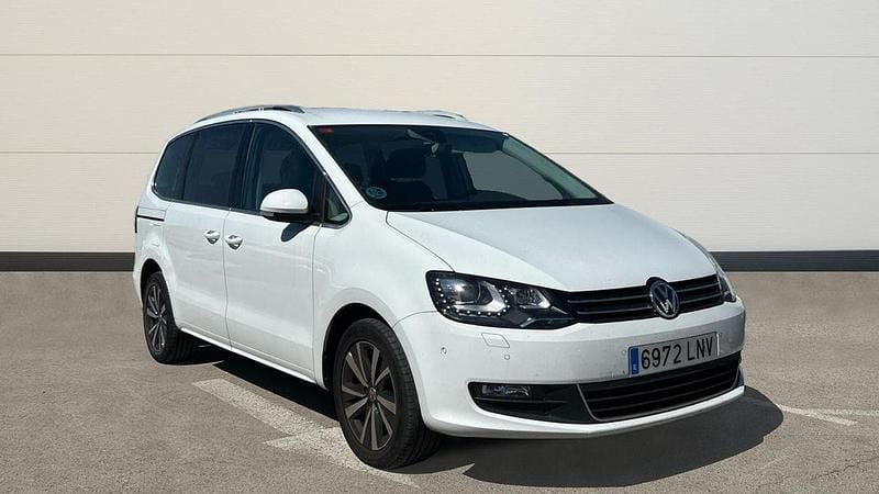Usado VW Sharan Advance 150 CV (110 kW) 2021 Blanco Monovolumen