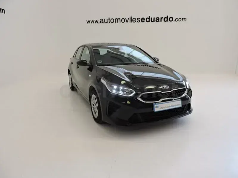 Usado Kia Ceed 120 CV (88 kW) 2018 Negro Utilitario