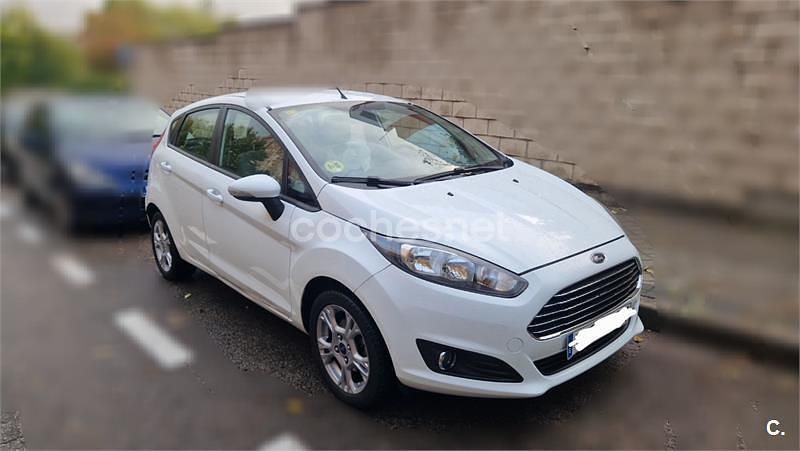 Blanco Usado 2013 Ford Fiesta Trend Berlina | 5499 € (Precio justo) - Imagen 1/4