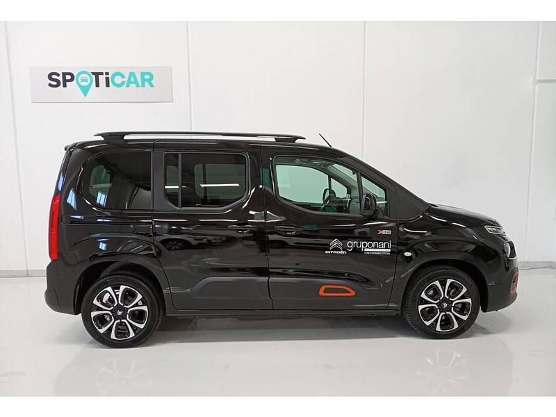 Begagnad Citroën Berlingo Shine 100 kW (136 HK) 2023 Svart Minibuss
