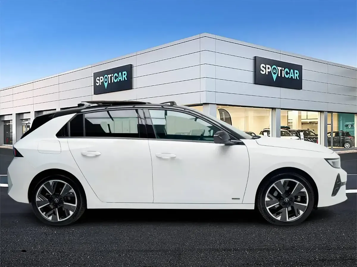 Usado Opel Astra 114 kW (156 CV) 2023 Blanco Berlina
