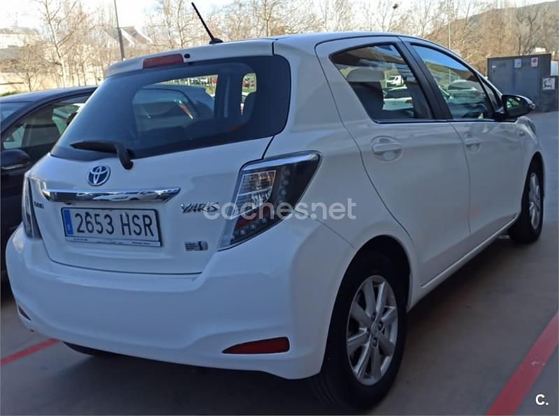 Usado Toyota Yaris Hybrid Active 100 CV (73 kW) 2013 Blanco Berlina
