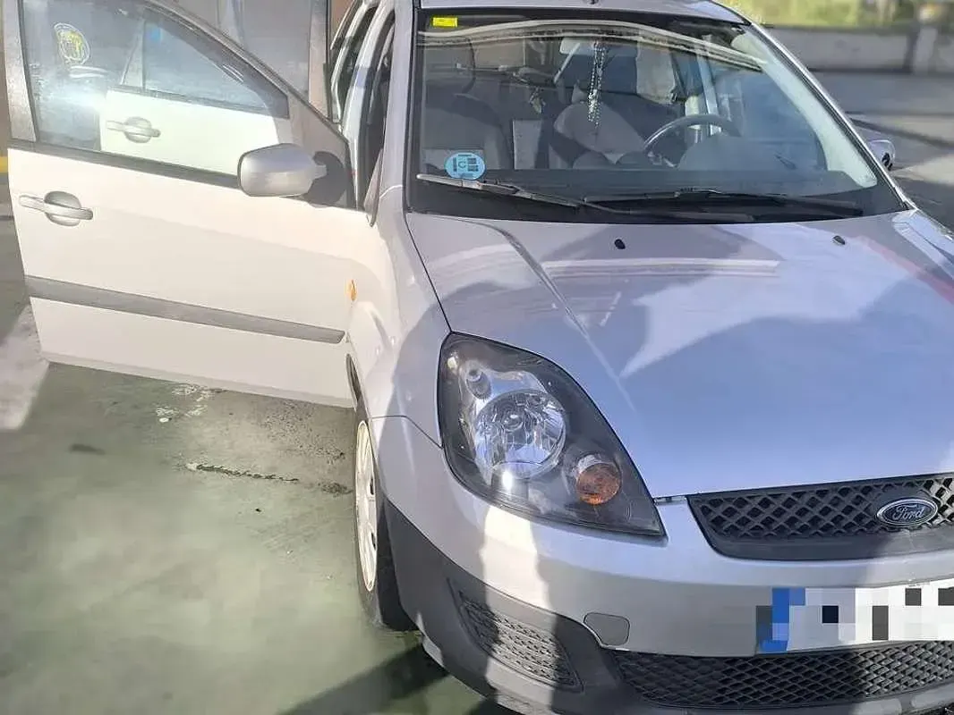 Usado Ford Fiesta Trend 69 CV (50 kW) 2007 Gris Utilitario