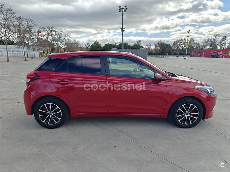 Usado Hyundai i20 84 CV (61 kW) 2015 Rojo Berlina
