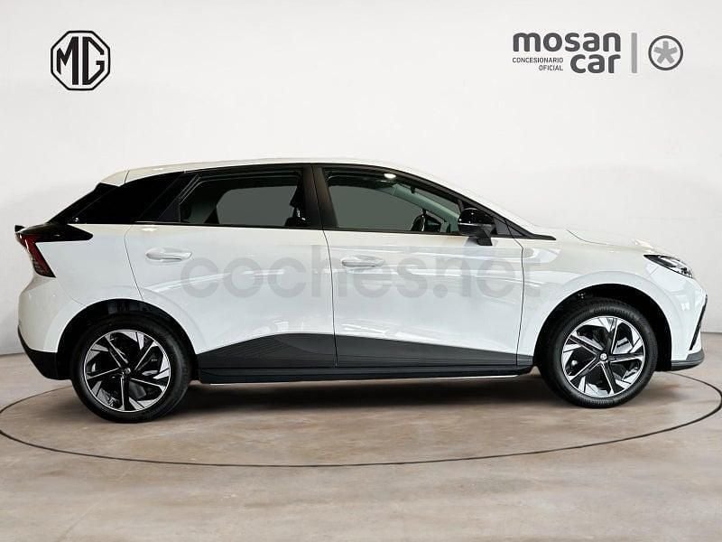 Begagnad MG MG4 EV 125 kW (170 HK) 2024 Vit Halvkombi