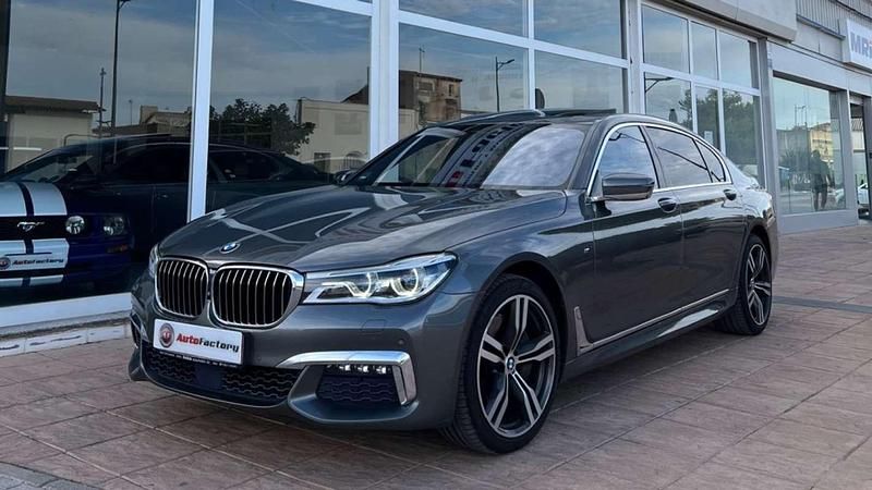 Beige Usado 2017 BMW 750L Comfort Edition Berlina | 39.900 € - Imagen 1/4