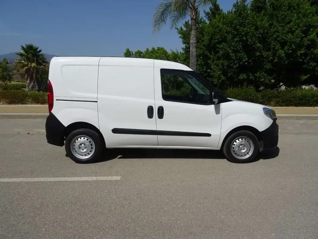 Usado Fiat Doblò 95 CV (69 kW) 2017 Blanco Monovolumen