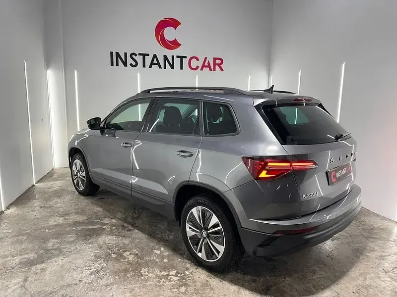 Usado Skoda Karoq Selection 110 CV (80 kW) 2023 Gris / plata SUV