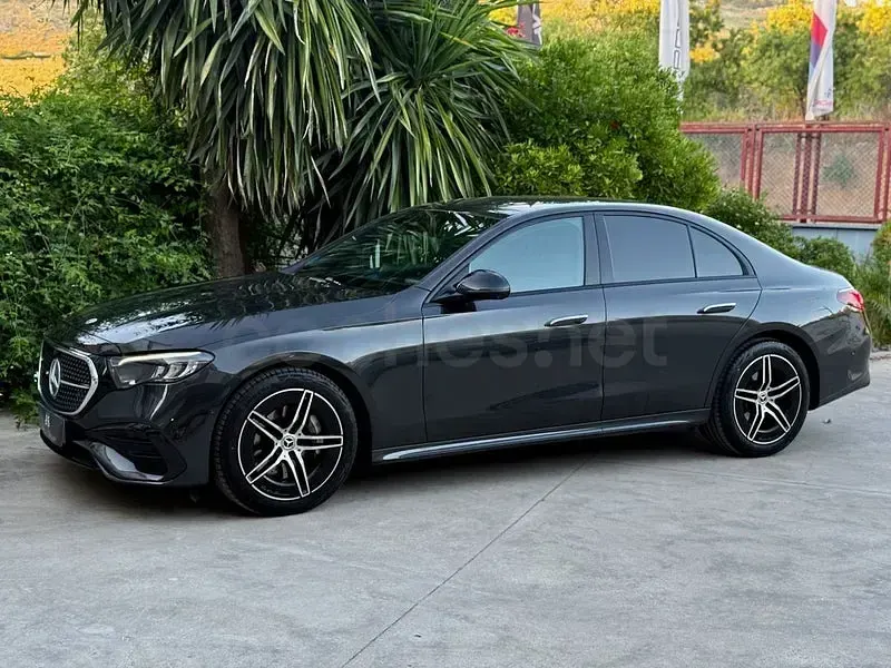 Usado Mercedes E220 197 CV (144 kW) 2025 Gris / plata Berlina