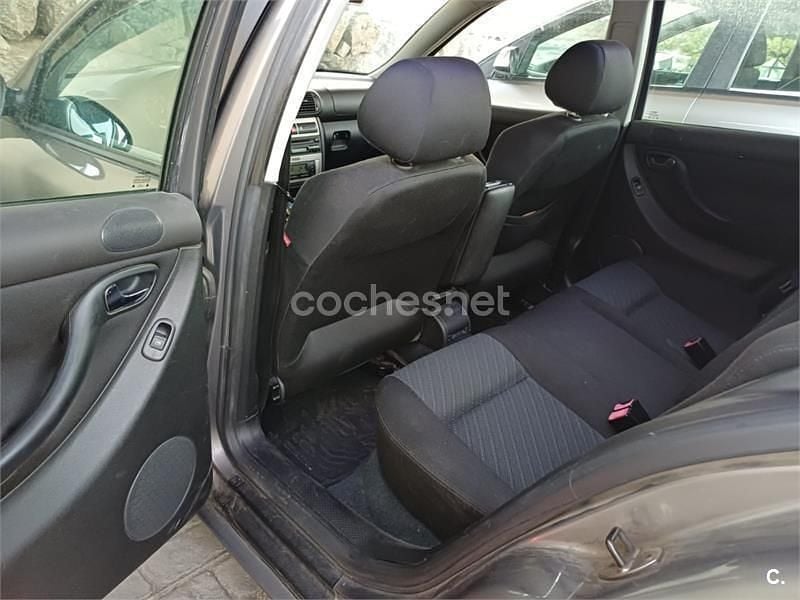 Usado Seat Leon Sport 110 CV (80 kW) 2005 Gris / plata Utilitario
