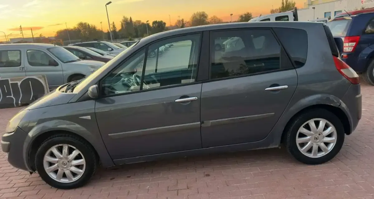 Usado Renault Scénic II Dynamique 106 CV (77 kW) 2007 Gris Monovolumen