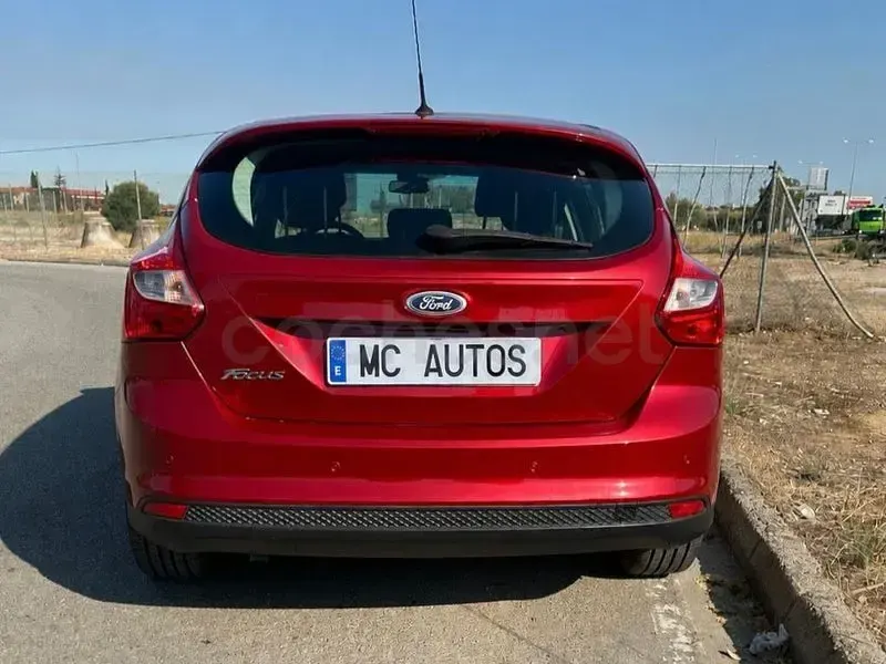 Usado Ford Focus Trend 115 CV (84 kW) 2011 Granate Berlina