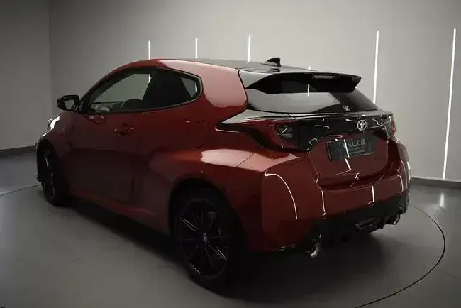 Usado Toyota Yaris 261 CV (191 kW) 2023 Rojo Utilitario