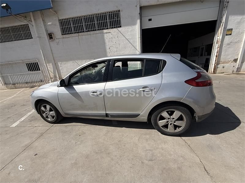 Usado Renault Mégane II Dynamique 105 CV (77 kW) 2008 Gris / plata Berlina