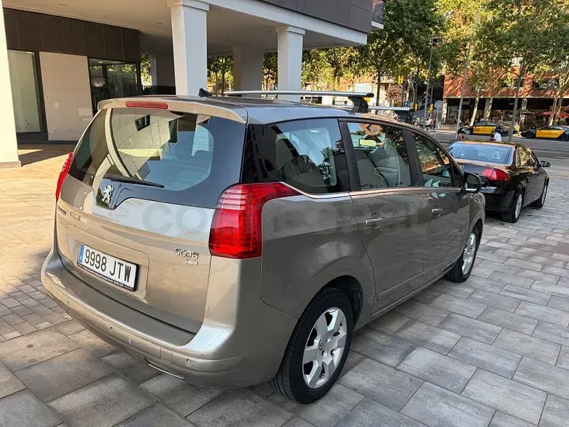 Usado Peugeot 5008 Allure 163 CV (119 kW) 2012 Beige Monovolumen