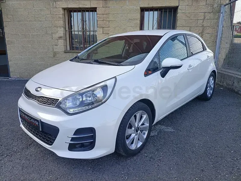 Usado Kia Rio 75 CV (55 kW) 2015 Blanco Berlina