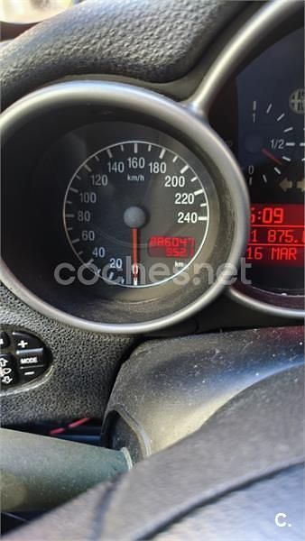 Usado Alfa Romeo 147 Impression 115 CV (84 kW) 2003 Rojo Utilitario
