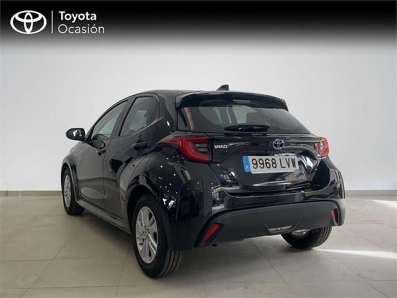 Usado Toyota Yaris Hybrid Active 116 CV (85 kW) 2022 Negro azabache