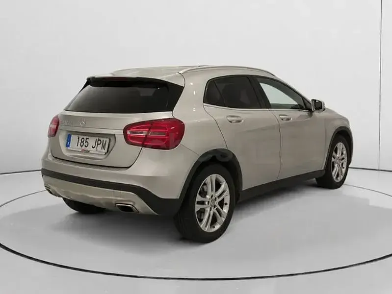 Usado Mercedes GLA220 Urban 177 CV (130 kW) 2016 Gris / plata SUV
