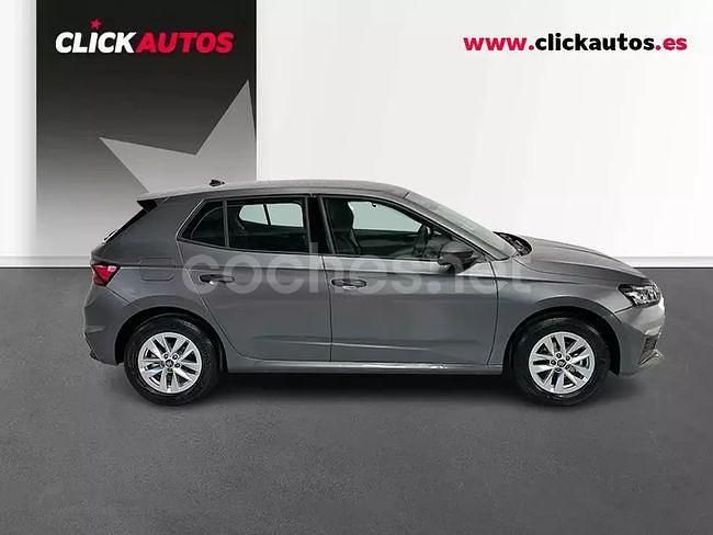Usado Skoda Fabia Essence 80 CV (58 kW) 2025 Gris Utilitario