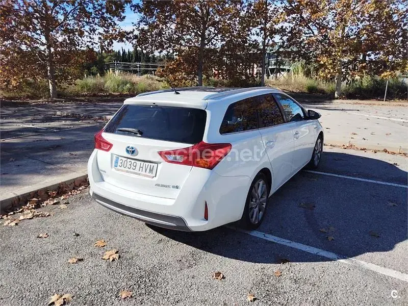 Käytetty Toyota Auris Hybrid Advance 136 HP (100 kW) 2014 Valkoinen Farmari