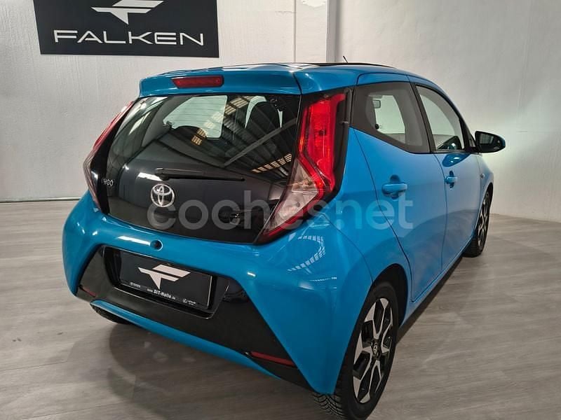 Usado Toyota Aygo x-sky 69 CV (50 kW) 2018 Azul Utilitario